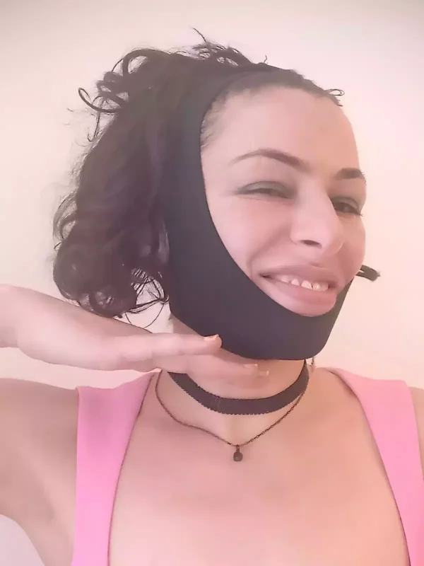 Femme utilisant une gaine visage affinante pour redéfinir sa jawline – Clean Girl