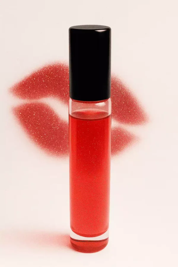 Flacon élancé de 33 ml rempli d’un parfum rouge scintillant, sans inscription, avec un bouchon noir laqué, posé sur fond blanc décoré d’un bisou rouge pailleté en arrière-plan. Parfum générique inspiré de Sì Passione, marque Clean Girl.