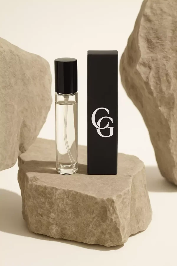 Flacon d'eau de parfum générique Terre d'Hermès 33ml Clean Girl au design sobre et élégant, posé sur un fond évoquant la terre ou des éléments minéraux.