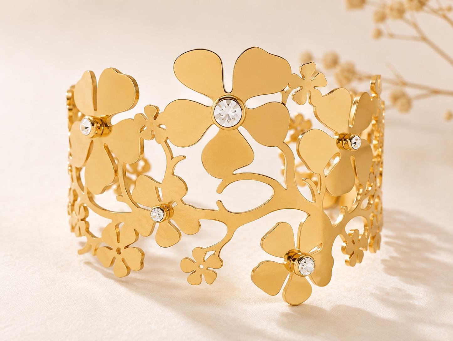 Bracelet manchette doré floral en acier inoxydable ajustable – Image 5