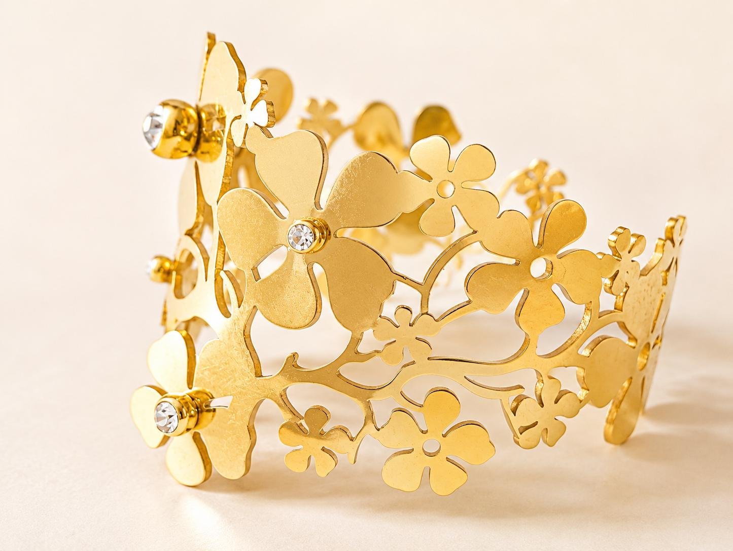 Bracelet manchette doré floral en acier inoxydable ajustable – Image 4