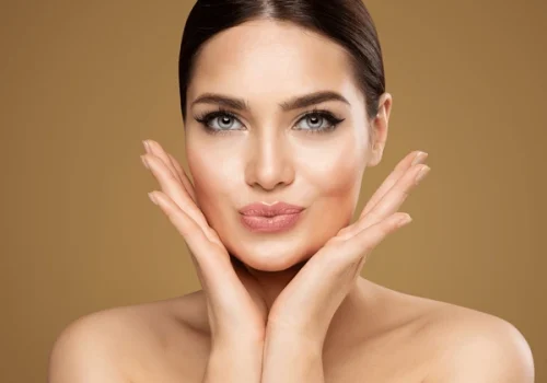 Femme posant avec une gaine visage sculptante pour jawline – Clean Girl Femme posant avec une gaine visage sculptante pour jawline – Clean Girl